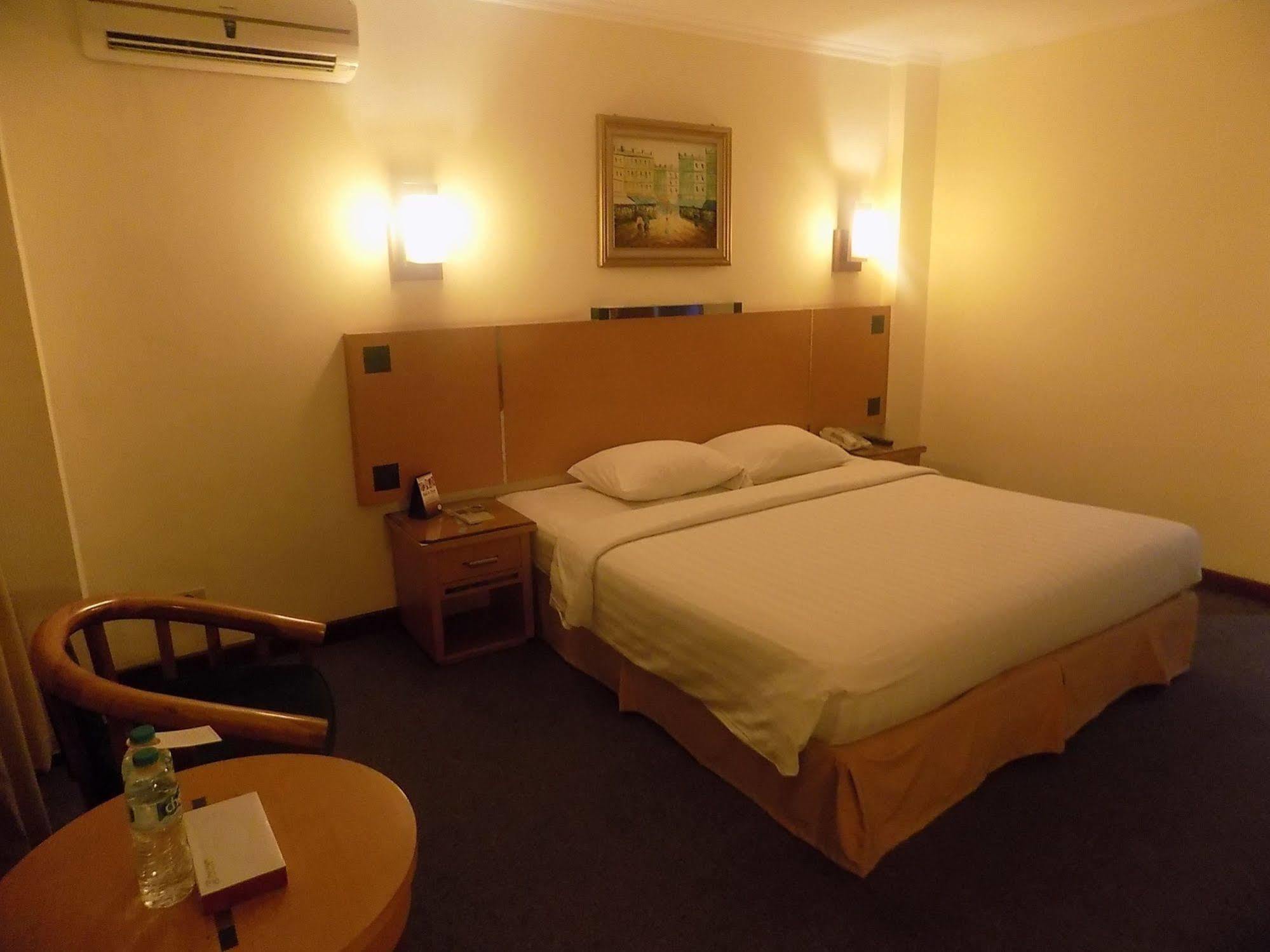 Mega Anggrek Slipi Hotel 3*